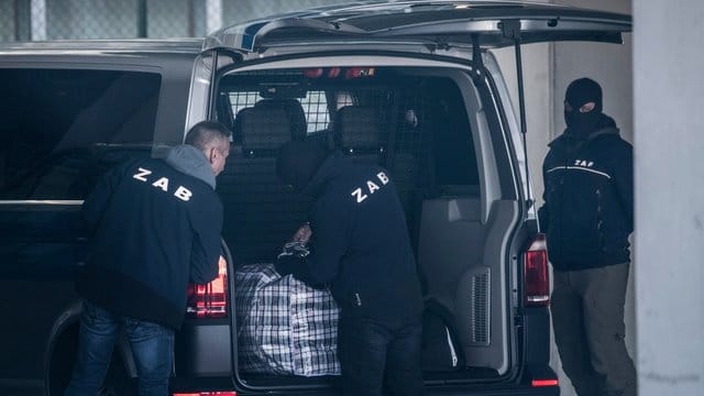 Mitarbeiter der Zentralen Ausländerbehörde entladen am Terminal 2 des Flughafens Frankfurt/Main das Gepäck eines Abschiebehäftlings. Mitarbeiter der Zentralen Ausländerbehörde entladen am Terminal 2 des Flughafens Frankfurt/Main das Gepäck eines Abschiebehäftlings.