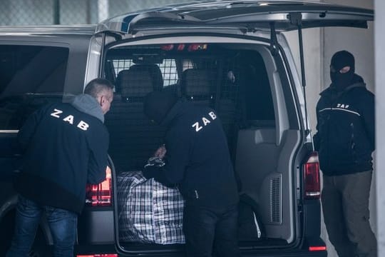 Mitarbeiter der Zentralen Ausländerbehörde entladen am Terminal 2 des Flughafens Frankfurt/Main das Gepäck eines Abschiebehäftlings.