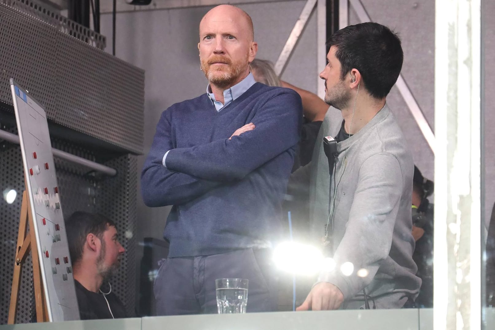 Sammer bei der Vorbereitung zu einer Übertragung im Eurosport-Studio.