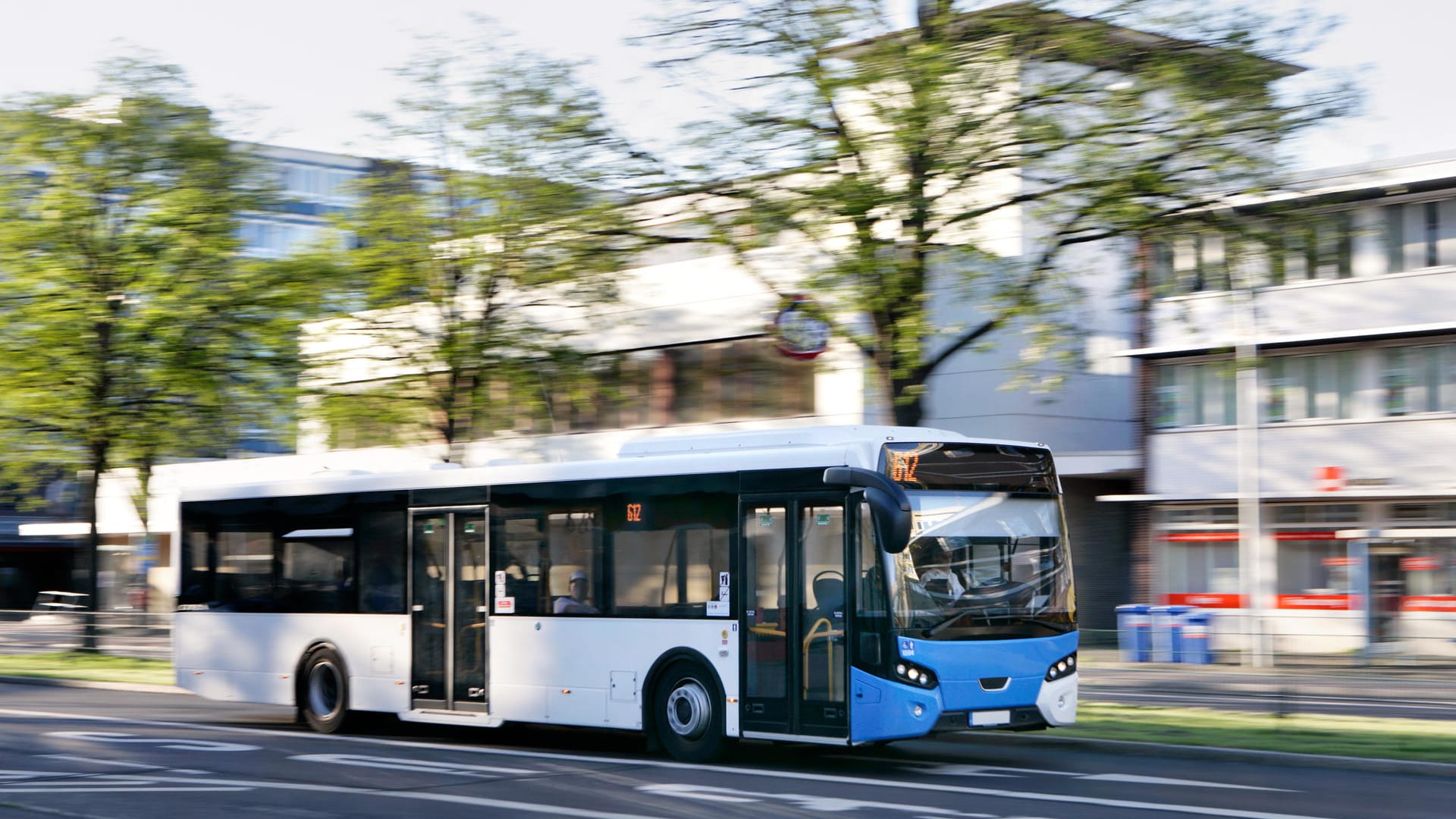 Bus im Straßenverkehr: Nutzfahrzeuge wie Lkw und Busse bekommen strengere CO2-Vorgaben.