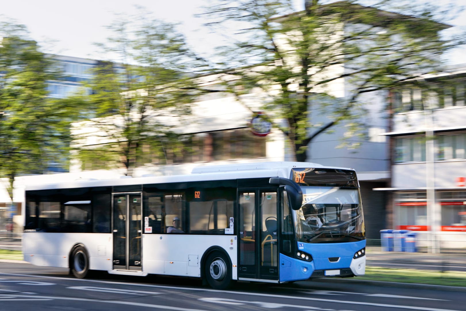 Bus im Straßenverkehr: Nutzfahrzeuge wie Lkw und Busse bekommen strengere CO2-Vorgaben.