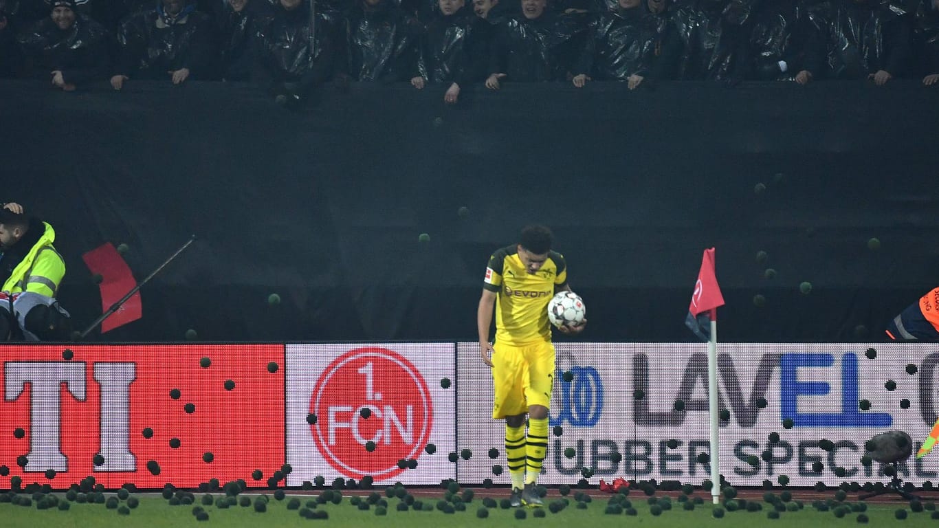 Protest: Fans werfen schwarze Tennisbälle auf den Platz, BVB-Star Jadon Sancho ist der Leidtragende.