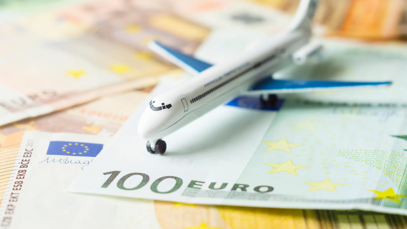 Flugzeug auf Geldscheinen: Billigairlines verdienen stark an Zusatzleistungen.