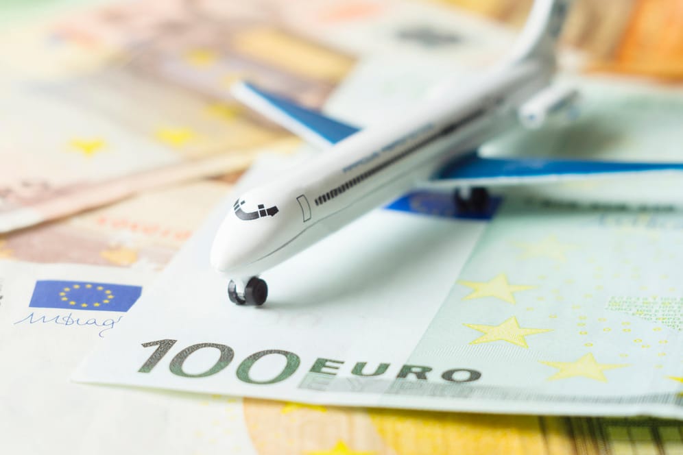 Flugzeug auf Geldscheinen: Billigairlines verdienen stark an Zusatzleistungen.