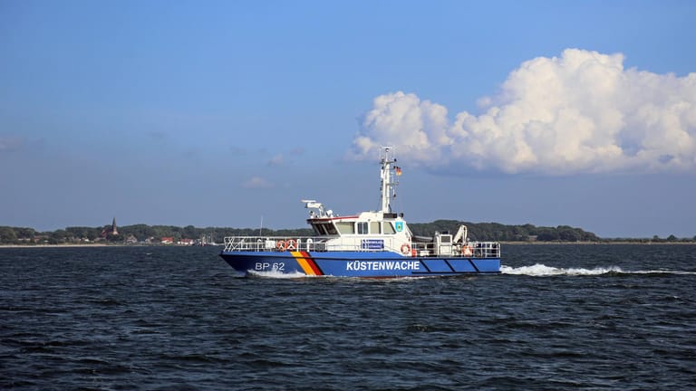 Küstenwache vor Rügen (Symbolbild): Beim Zusammenstoß zweier Schiffe östlich der Insel sind am Morgen 15 Menschen verletzt worden.