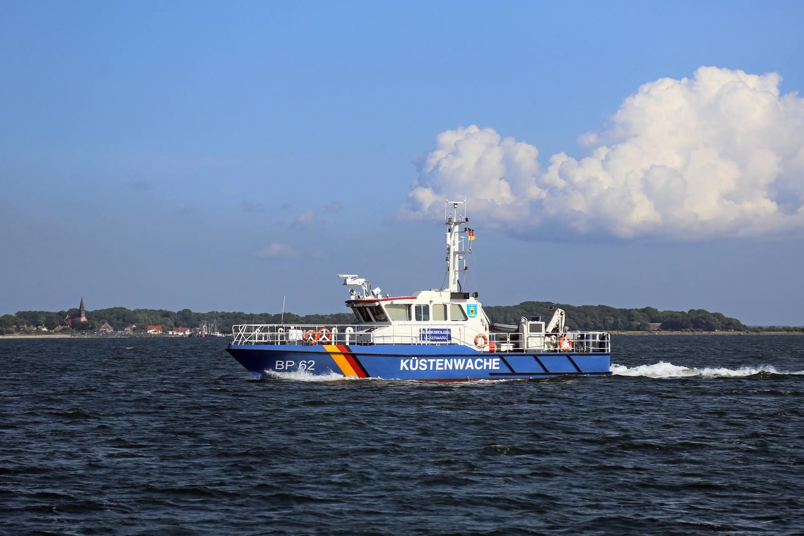 Küstenwache vor Rügen (Symbolbild): Beim Zusammenstoß zweier Schiffe östlich der Insel sind am Morgen 15 Menschen verletzt worden.