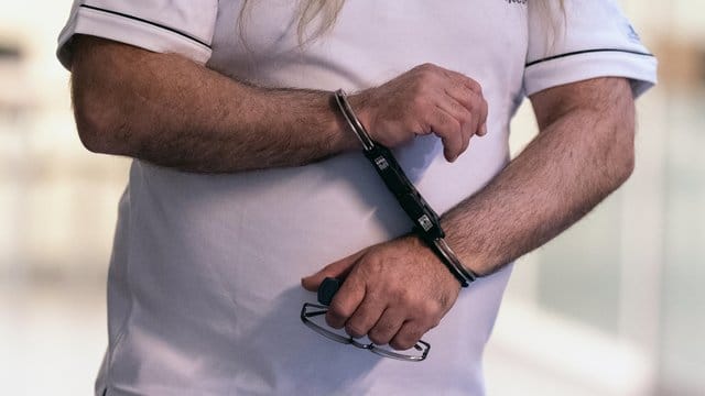 Prozessbeginn in Freiburg: Der Angeklagte wird vor dem Beginn des Prozesses in den Gerichtssaal im Landgericht gebracht. Prozessbeginn in Freiburg: Der Angeklagte wird vor dem Beginn des Prozesses in den Gerichtssaal im Landgericht gebracht.