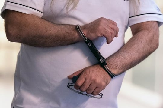Prozessbeginn in Freiburg: Der Angeklagte wird vor dem Beginn des Prozesses in den Gerichtssaal im Landgericht gebracht.