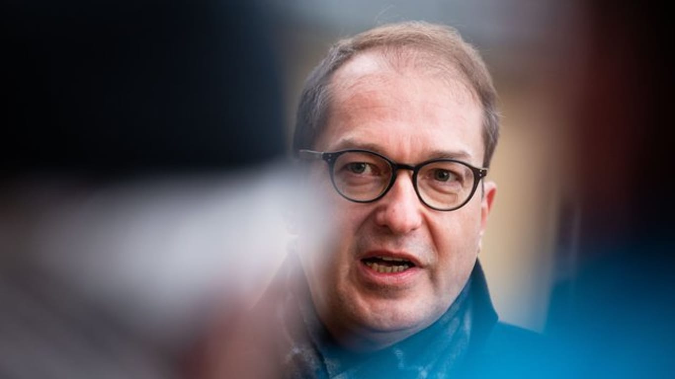CSU-Landesgruppenchef Alexander Dobrindt, der zuvor ebenfalls Bundesverkehrsminister war, wies die Vorwürfe der Grünen als "vollkommen aus der Luft gegriffen" zurück.