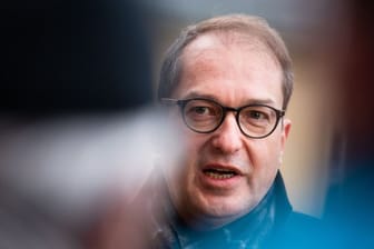 CSU-Landesgruppenchef Alexander Dobrindt, der zuvor ebenfalls Bundesverkehrsminister war, wies die Vorwürfe der Grünen als "vollkommen aus der Luft gegriffen" zurück.