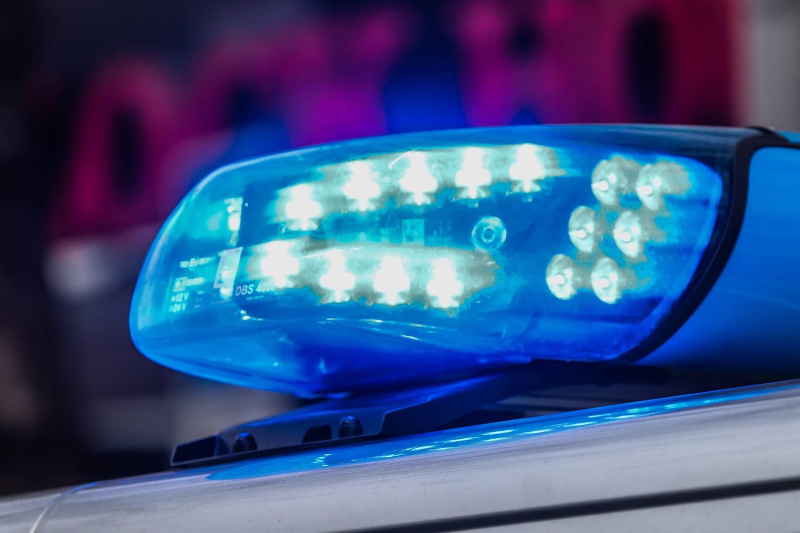 Polizeiwagen mit Blaulicht: Beamte überwätigten den Angreifer und brachten ihn in eine Psychiatrie. (Symbolfoto)