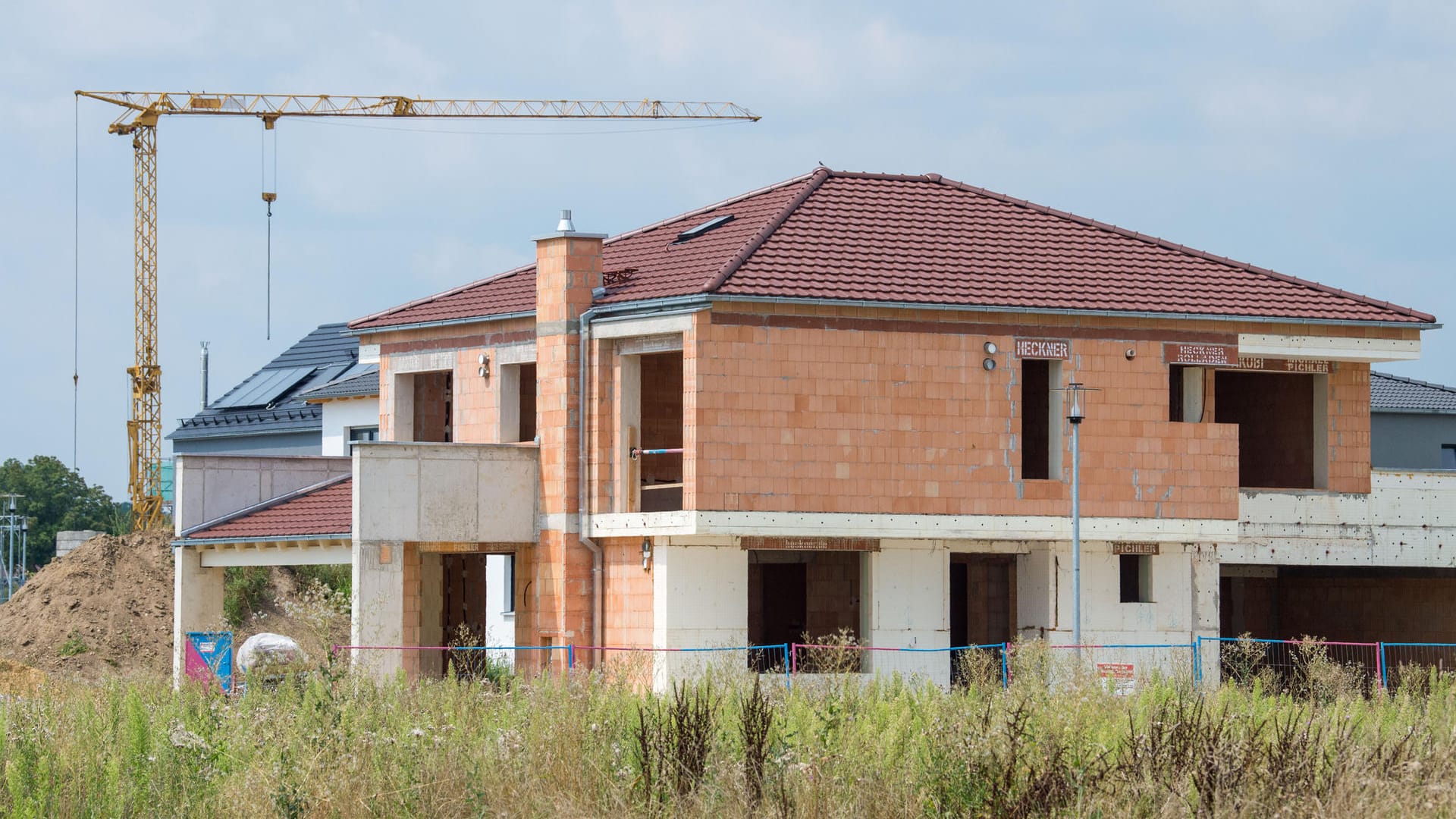 Hausbau: Familien können einen Zuschuss zum Eigenheim beantragen.