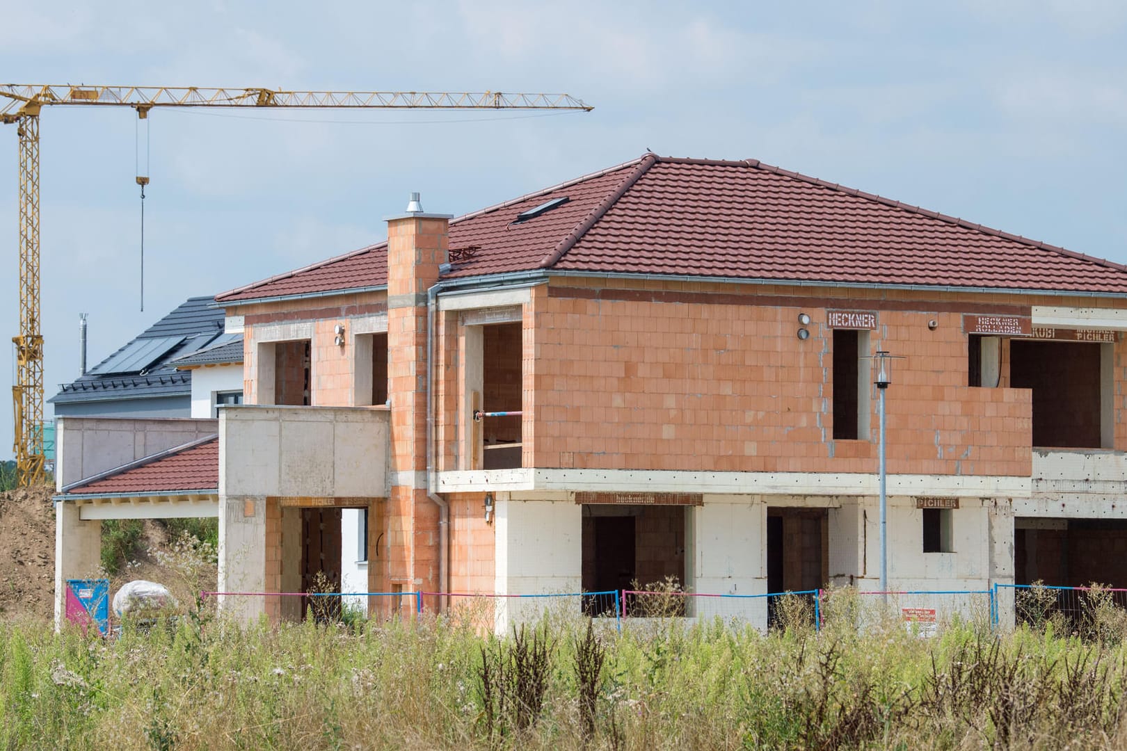 Hausbau: Familien können einen Zuschuss zum Eigenheim beantragen.