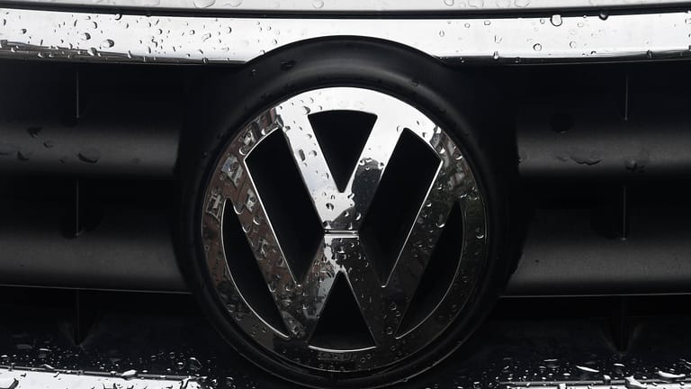 VW-Logo: Im Zuge des Abgasskandals wurde im Oberlandesgericht Braunschweig das erste Urteil gesprochen.