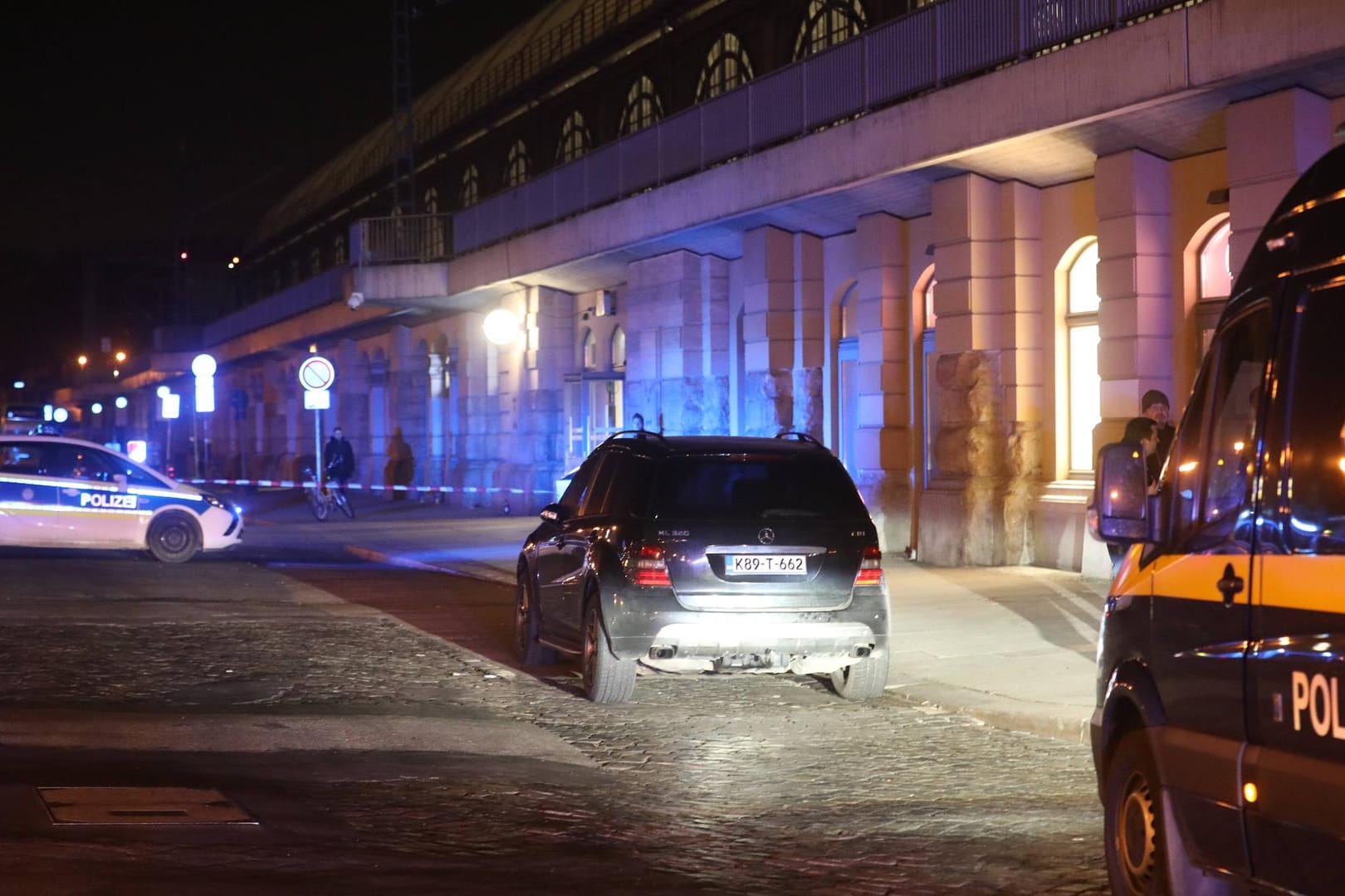 Sperrung am Dresdner Hauptbahnhof: In einem Geländewagen am Hauptbahnhof Dresden sind 17 Handgranaten gefunden worden.