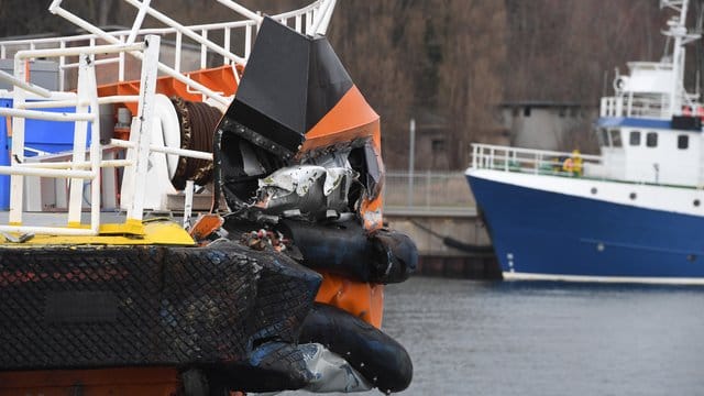 Der Offshore-Versorger "World Bora" liegt nach dem Unfall im Stadthafen von Sassnitz. Der Offshore-Versorger "World Bora" liegt nach dem Unfall im Stadthafen von Sassnitz.