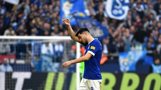 Suat Serdar geht nach seiner Roten Karte gegen Freiburg vom Platz.
