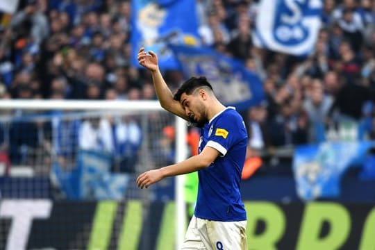Suat Serdar geht nach seiner Roten Karte gegen Freiburg vom Platz.