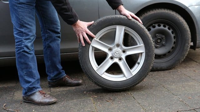 Welche Voraussetzungen Sommerreifen für das eigene Auto erfüllen müssen, steht in den Zulassungspapieren.