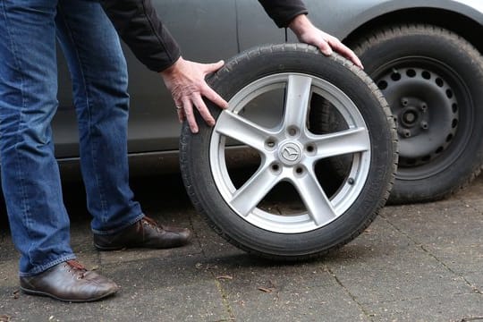 Welche Voraussetzungen Sommerreifen für das eigene Auto erfüllen müssen, steht in den Zulassungspapieren.