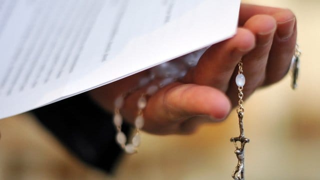 82 Prozent der Befragten sind dafür, den Zölibat abzuschaffen, so dass katholische Priester selbst entscheiden dürfen, ob sie heiraten oder nicht. 82 Prozent der Befragten sind dafür, den Zölibat abzuschaffen, so dass katholische Priester selbst entscheiden dürfen, ob sie heiraten oder nicht.