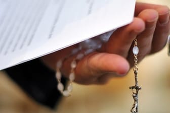 82 Prozent der Befragten sind dafür, den Zölibat abzuschaffen, so dass katholische Priester selbst entscheiden dürfen, ob sie heiraten oder nicht.