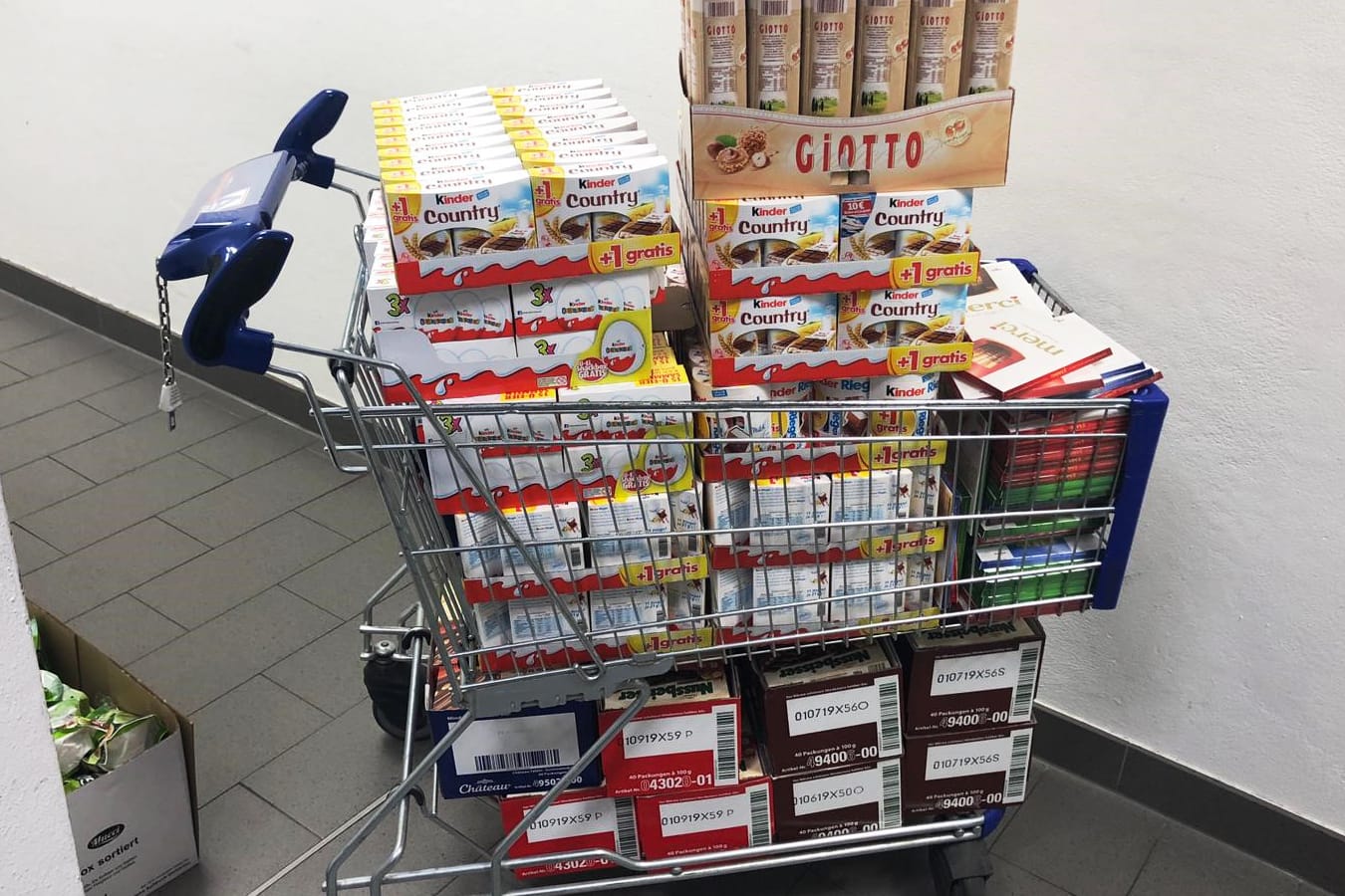 Niedersachsen: Zwei Männer hatten versucht den Wagen mit Warenwert von 1.000 Euro unbemerkt aus einem Supermarkt zu schieben.