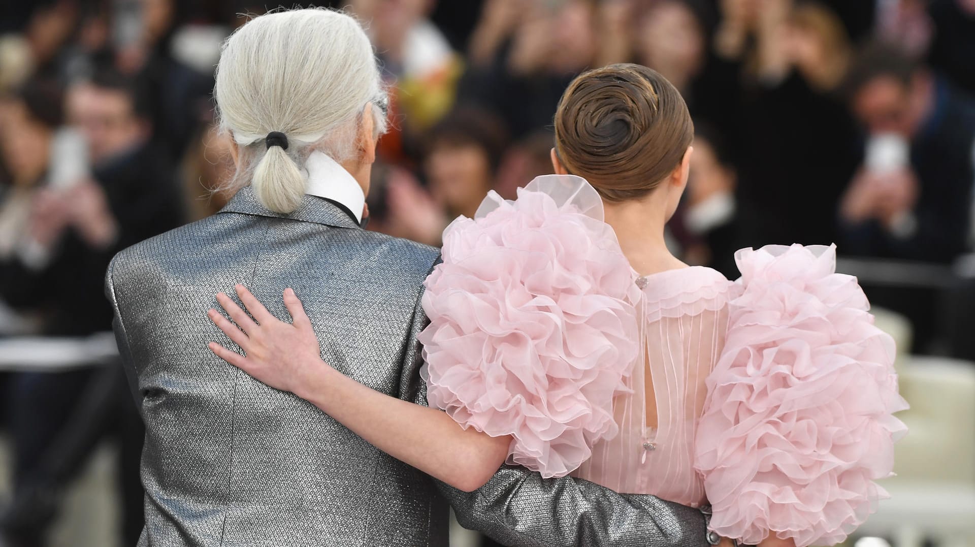 Großer Auftritt: Karl Lagerfeld mit Schauspielerin Lily-Rose Depp.