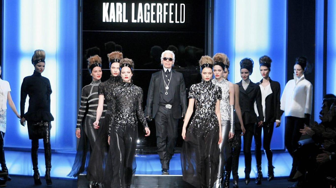 Karl Lagerfeld: Sein Team trauert um den Modezar.