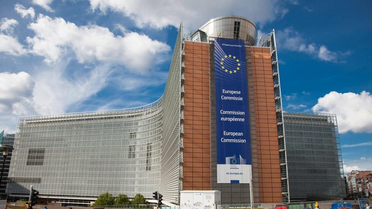 Europäische Kommission in Brüssel (Archivbild): Ein leitender Beamter der EU-Kommission ist wegen Vergewaltigung zu vier Jahren Haft verurteilt worden.