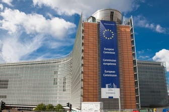 Europäische Kommission in Brüssel (Archivbild): Ein leitender Beamter der EU-Kommission ist wegen Vergewaltigung zu vier Jahren Haft verurteilt worden.