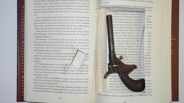 Polizei entdeckt Pistole in Buch Polizei entdeckt Pistole in Buch