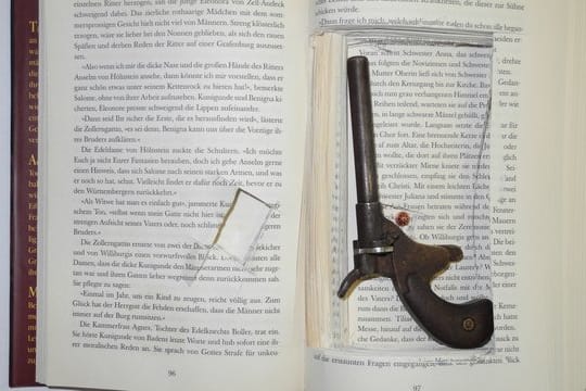 Polizei entdeckt Pistole in Buch