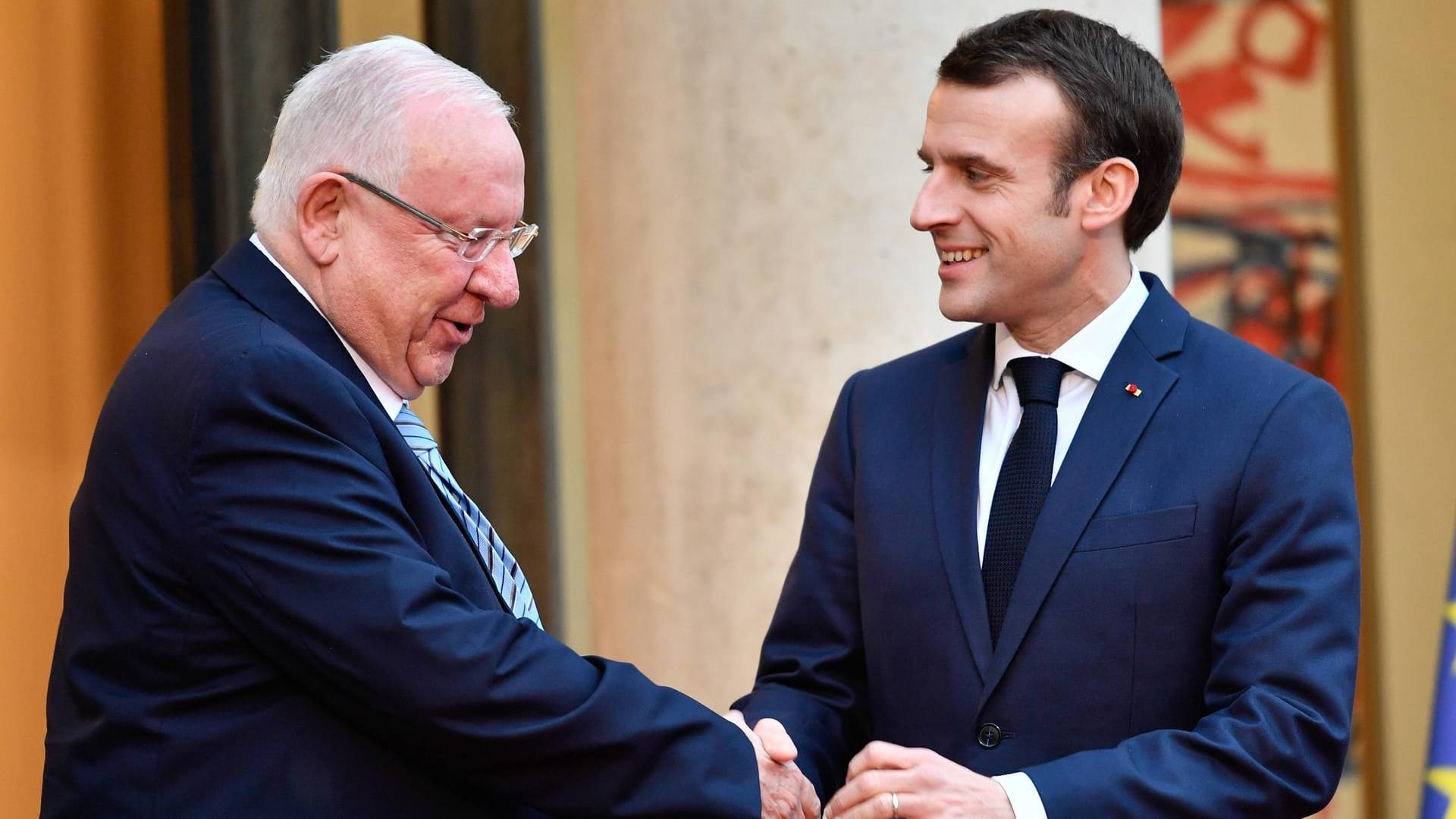 Emmanuel Macron (r.) und Israels Präsident Reuven Rivlin (Archivbild): Nach antisemitischen Vorfällen in Frankreich hat ein israelischer Minister die dortigen Juden zur Auswanderung nach Israel aufgefordert.