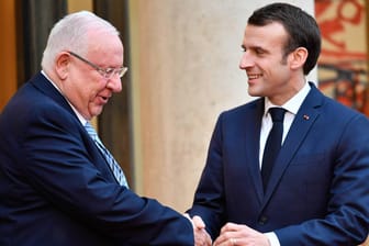 Emmanuel Macron (r.) und Israels Präsident Reuven Rivlin (Archivbild): Nach antisemitischen Vorfällen in Frankreich hat ein israelischer Minister die dortigen Juden zur Auswanderung nach Israel aufgefordert.