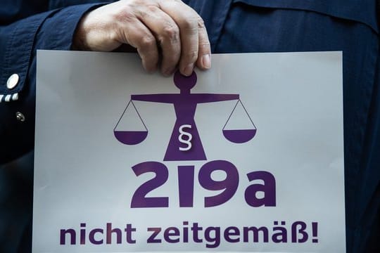 Durch die Vereinbarung in der Koalition zu Paragraf 219a sollen Schwangere sich leichter als bisher über die Möglichkeiten einer Abtreibung informieren können.