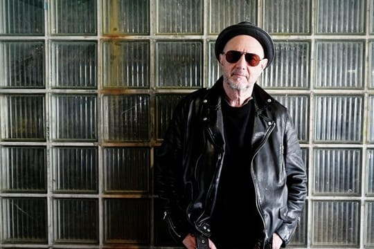 Der Sänger Stefan Waggershausen macht auch mit 70 weiter Musik.