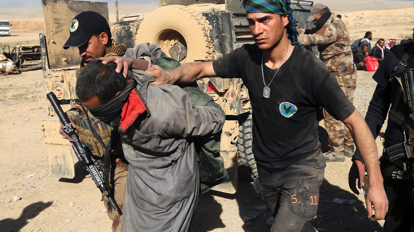 Soldaten einer irakischen Spezialeinheit mit einem gefangenen IS-Kämpfer: Was soll mit den Gefangenen geschehen?