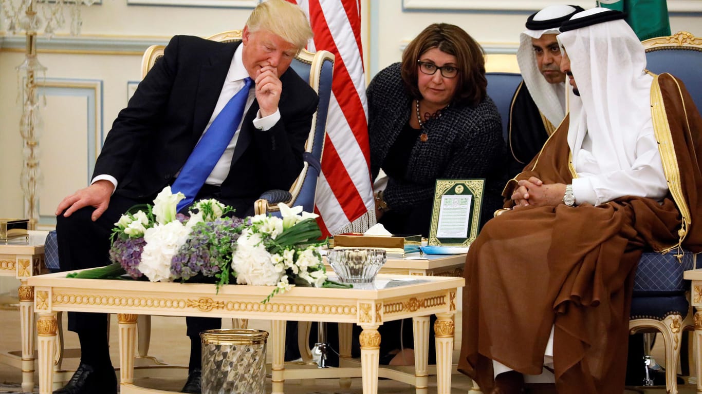 Donald Trump mit König Salman in Saudi-Arabien: Verstieß die US-Regierung bei Atomdeals gegen Gesetze?