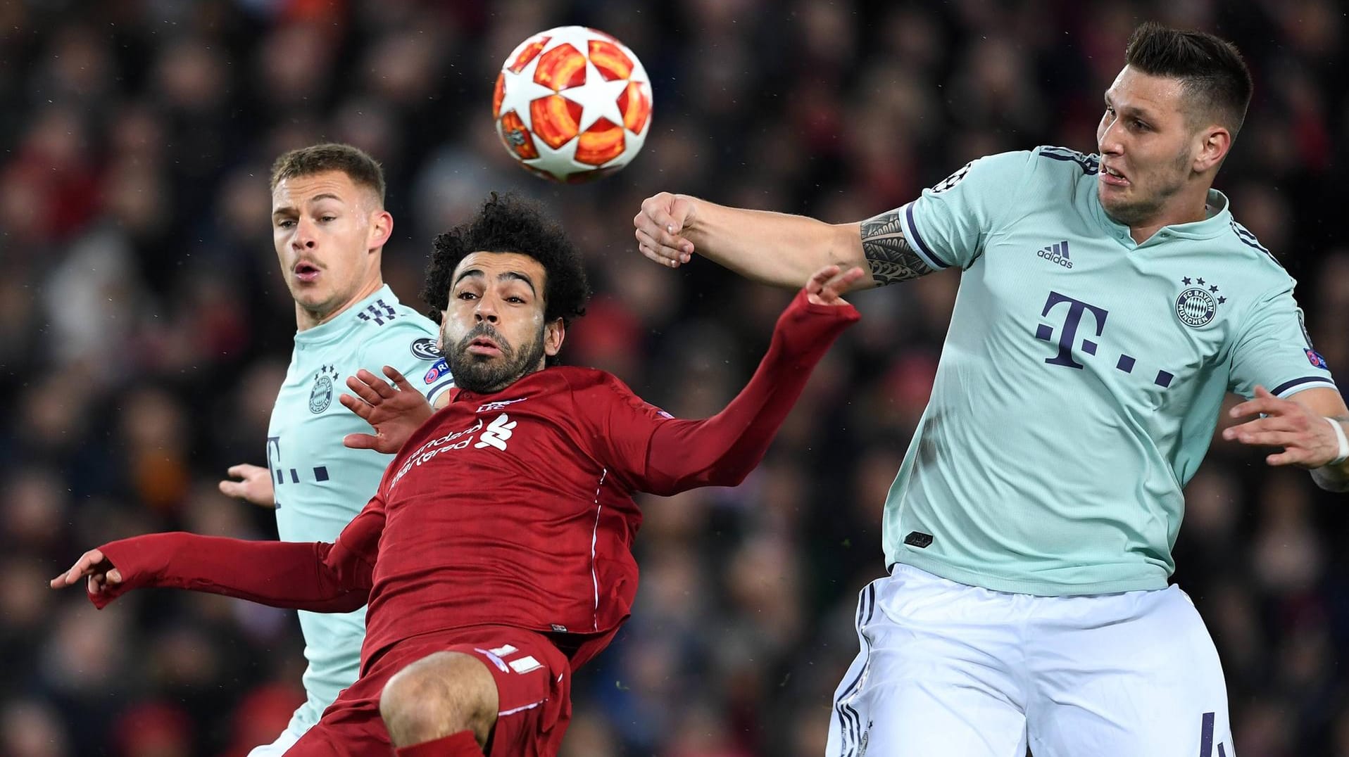 Mohamed Salah (m.) im Zweikampf mit Joshua Kimmich (l.) und Niklas Süle.