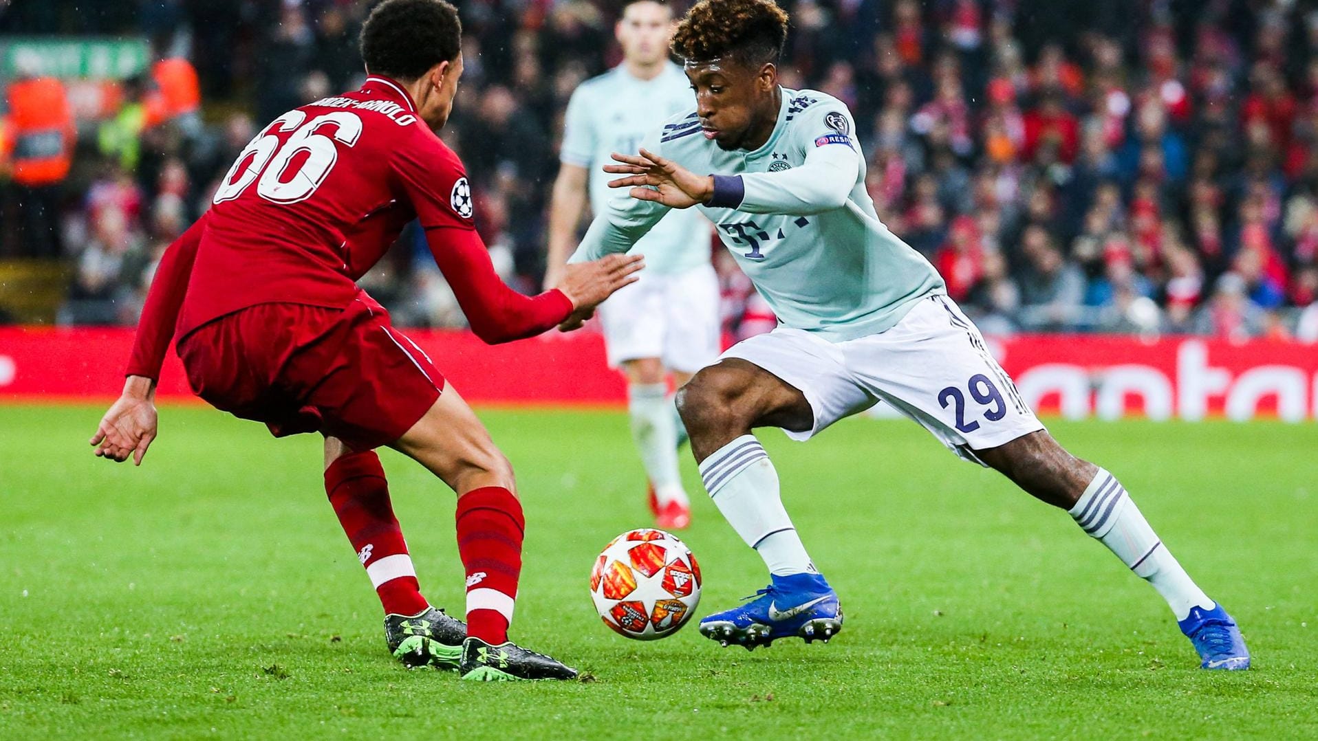 Auf Augenhöhe: Trent Alexander-Arnold (l.) und Kingsley Coman.