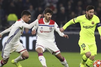 Lionel Messi (r) behauptet den Ball gegen Houssem Aouar (l) und Martin Terrier von Olympique Lyon.
