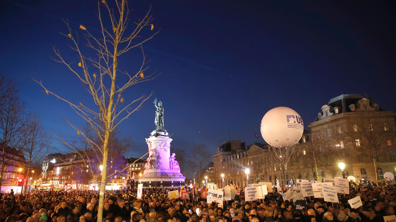 Menschen versammeln sich auf dem Platz der Republik: Am Abend demonstrierten in Paris und anderen Landesregionen Tausende gegen Antisemitismus.