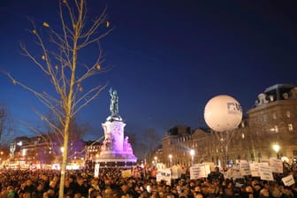 Menschen versammeln sich auf dem Platz der Republik: Am Abend demonstrierten in Paris und anderen Landesregionen Tausende gegen Antisemitismus.