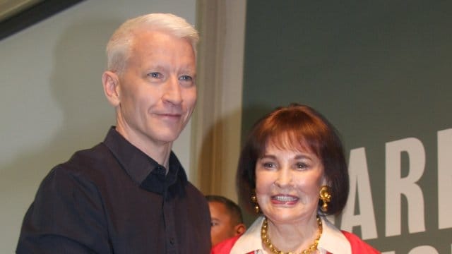 Gloria Vanderbilt mit ihrem Sohn, dem CNN-Moderator Anderson Cooper. Gloria Vanderbilt mit ihrem Sohn, dem CNN-Moderator Anderson Cooper.