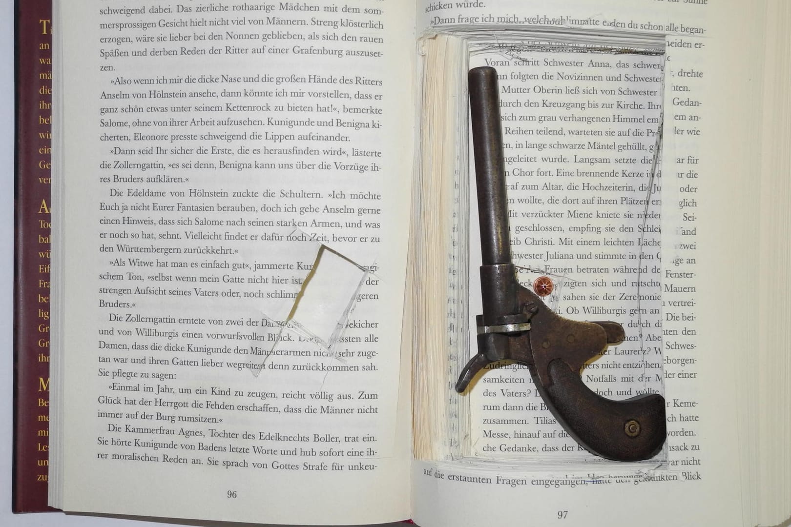 Pistole in Buch: Im Handgepäck einer Frau haben Beamte am Münchner Flughafen diese Pistole, in einem Buch versteckt, gefunden.