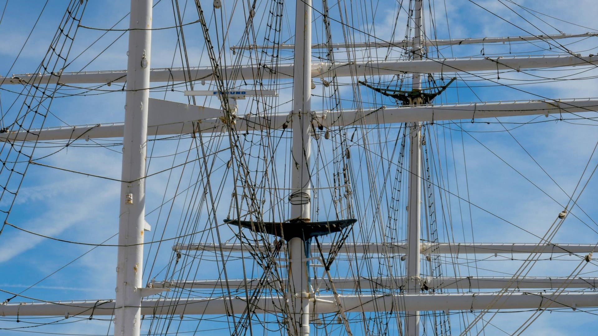 Takelage der "Gorch Fock": Die Kosten für die Repaturarbeiten an dem Segelschulschiff sind aus dem Ruder gelaufen.