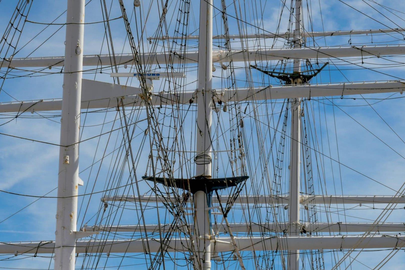 Takelage der "Gorch Fock": Die Kosten für die Repaturarbeiten an dem Segelschulschiff sind aus dem Ruder gelaufen.