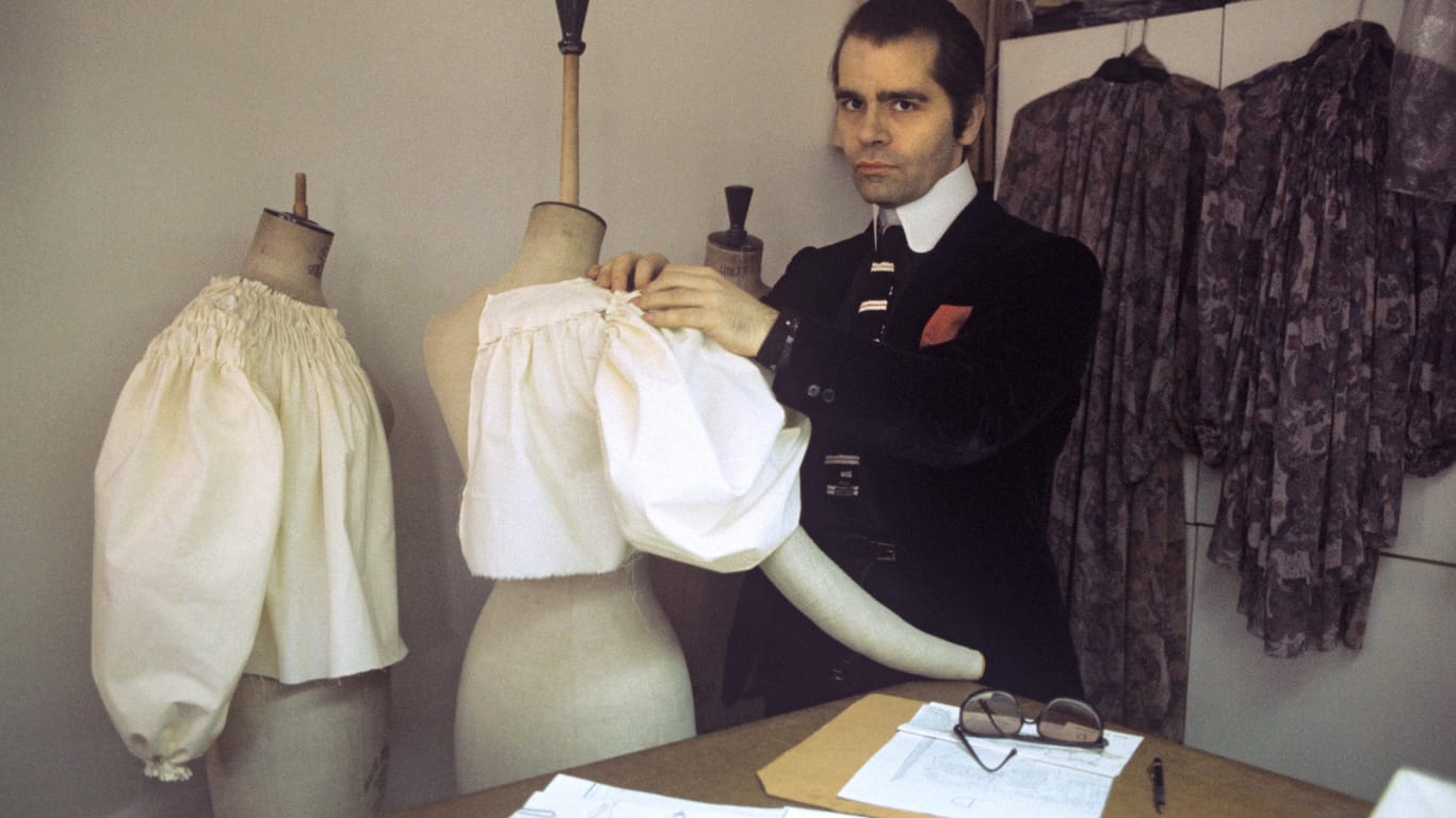 Karl Lagerfeld 1979 in seinem Atelier in Paris.