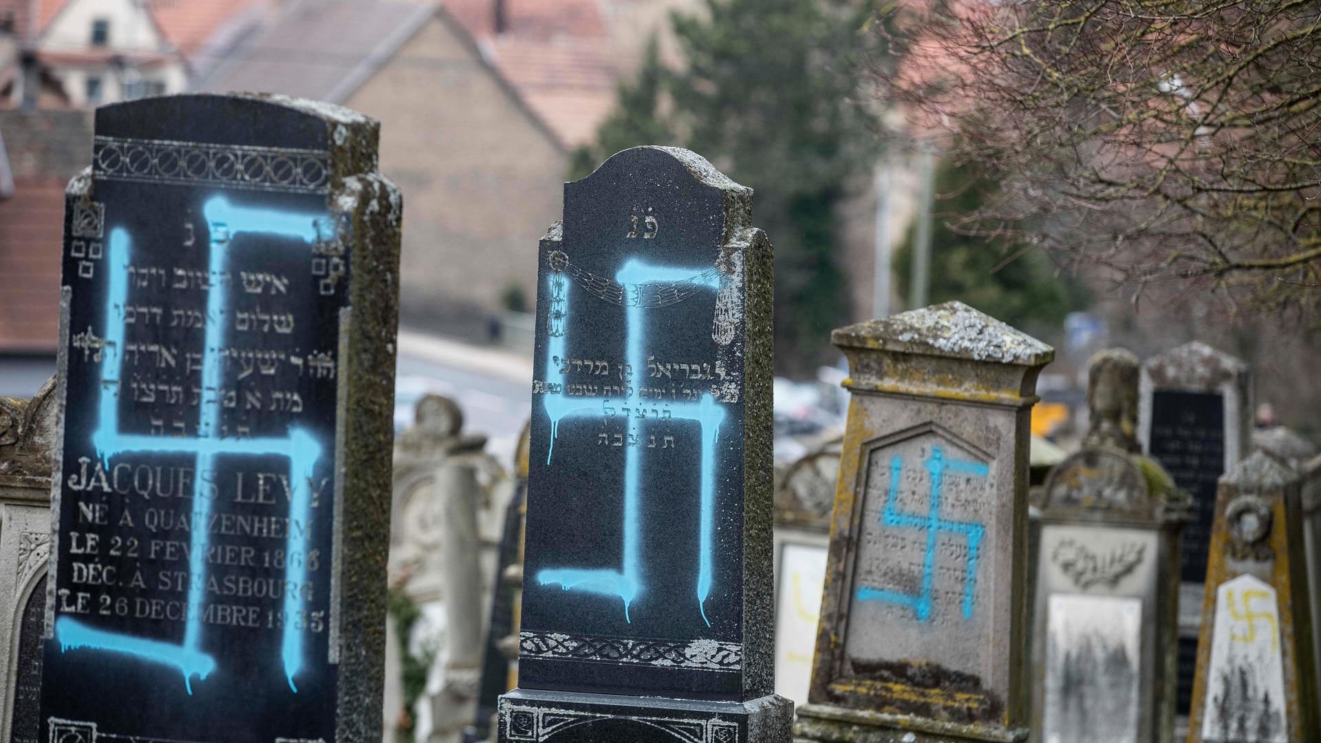 Geschändete jüdische Gräber auf einem Friedhof in Quatzenheim.